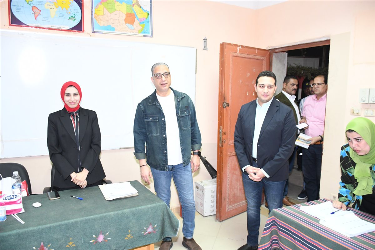 محافظ الفيوم ونائبه يتفقدان الفترة المسائية للانتخابات البرلمانية