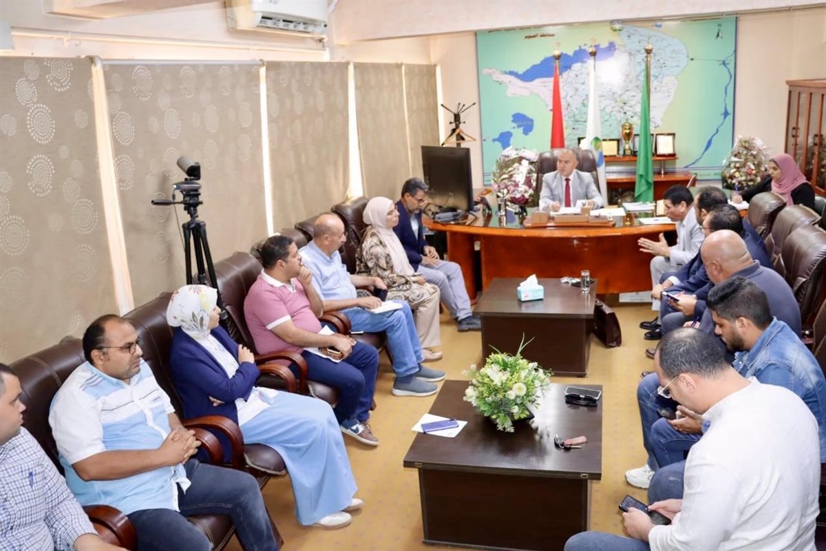 رئيس شركة مياه الشرب بالفيوم أثناء الاجتماع