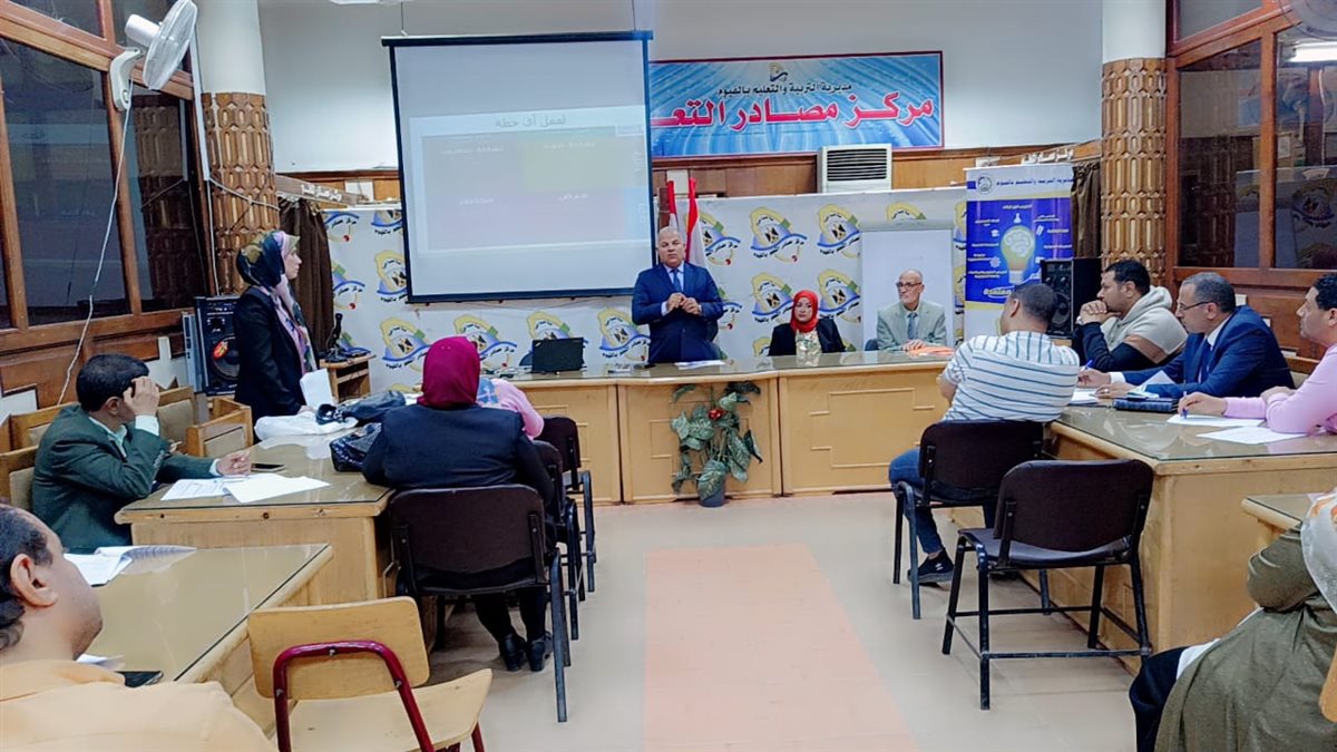 وكيل وزارة تعليم الفيوم اثناء الندوة