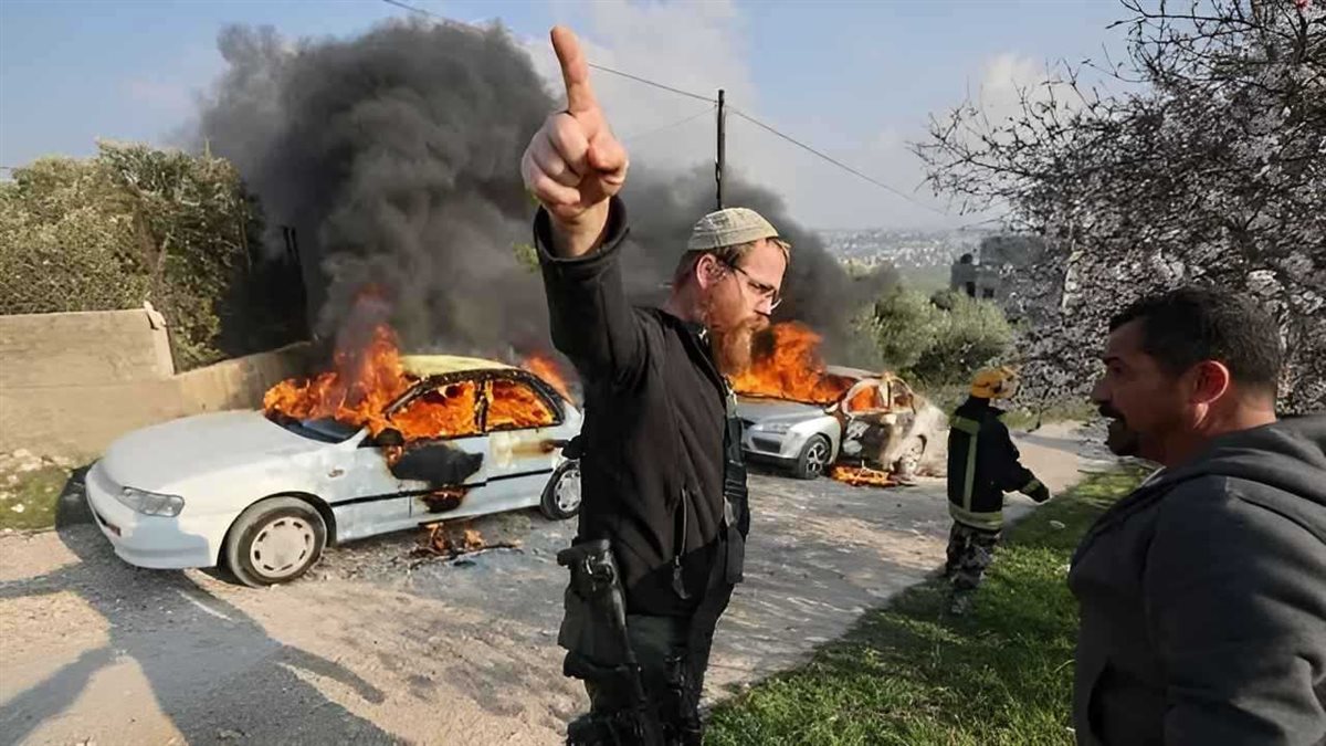 مستوطنون يحرقون ممتلكات فلسطينيين في الضفة الغربيةا