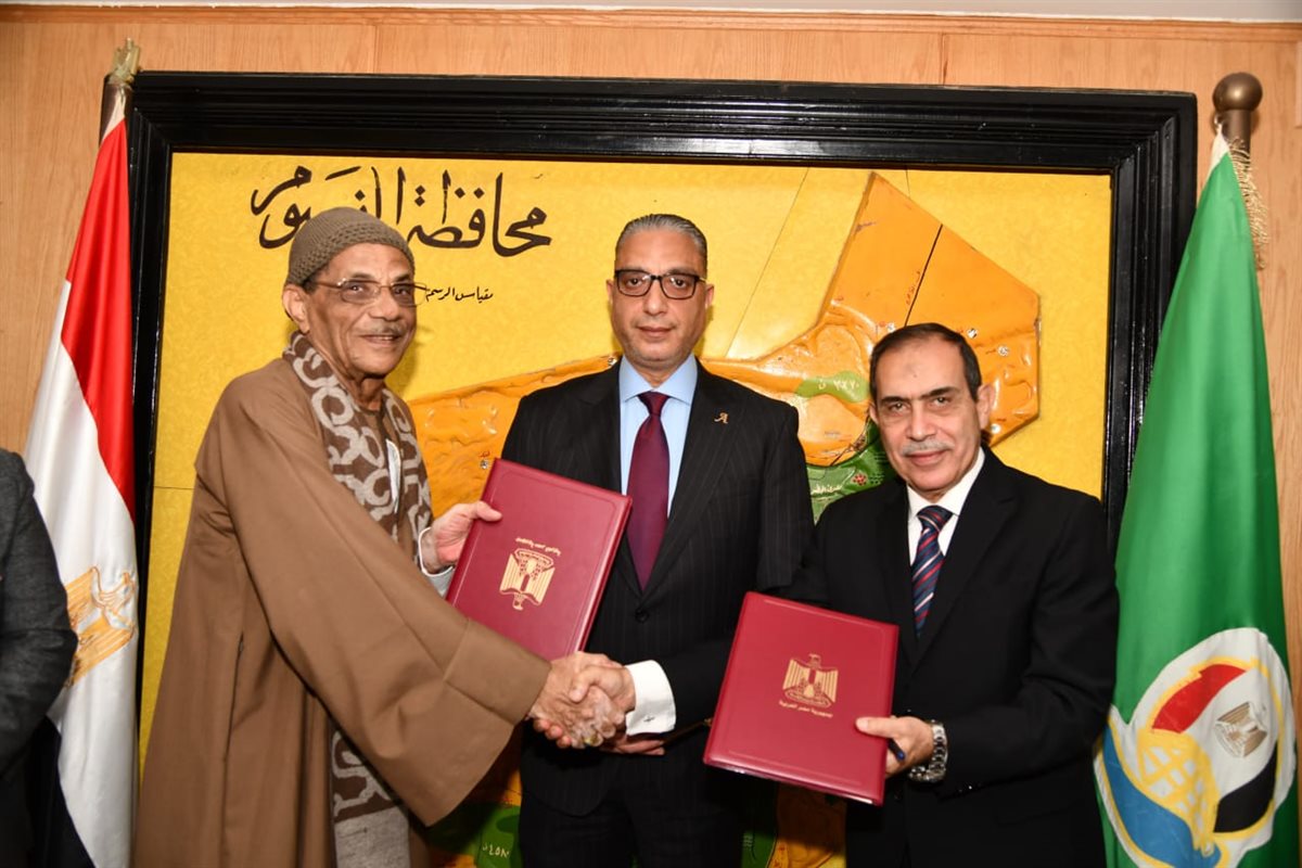 محافظ الفيوم &nbsp;اثناء تكريم الضيوف