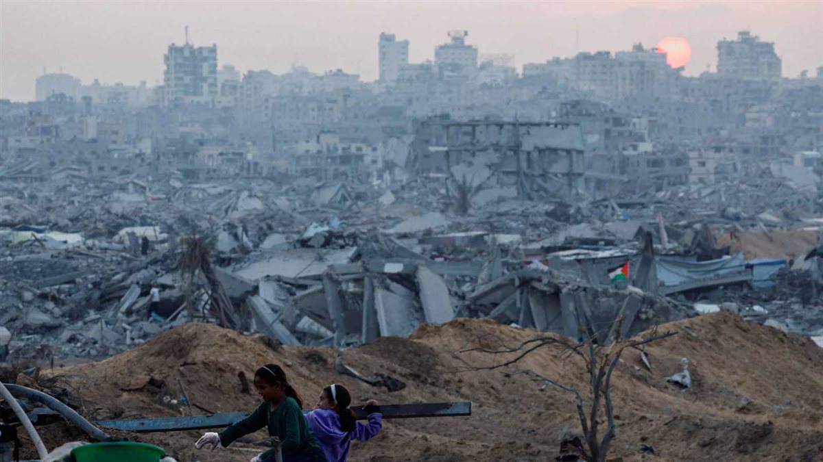 أطفال فلسطينيون وسط الدمار في منطقة جباليا &nbsp;