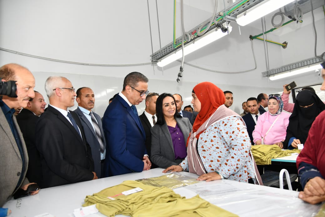 وزيرة التضامن ومحافظ الفيوم أثناء الزيارة