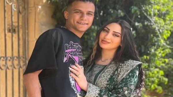 <strong>عصام صاصا وزوجته</strong>