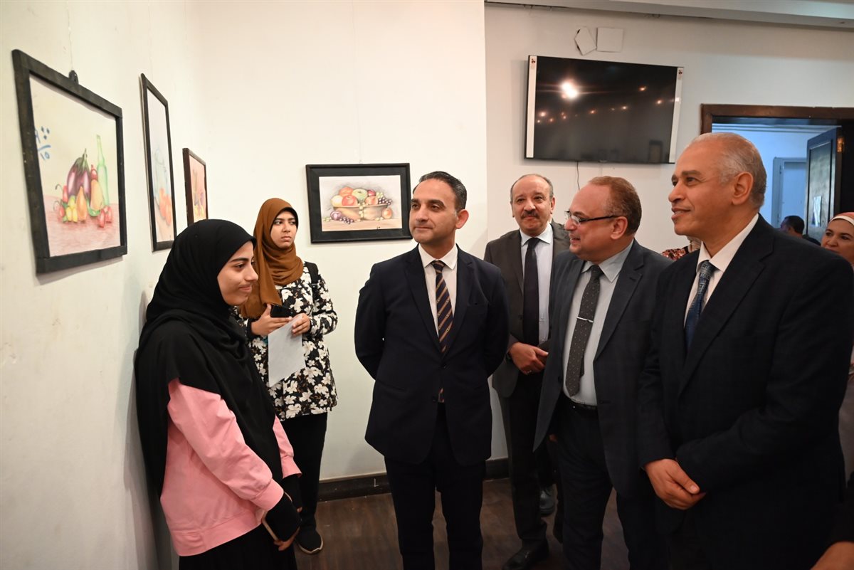 أثناء افتتاح المعرض الفنى بجامعة الفيوم