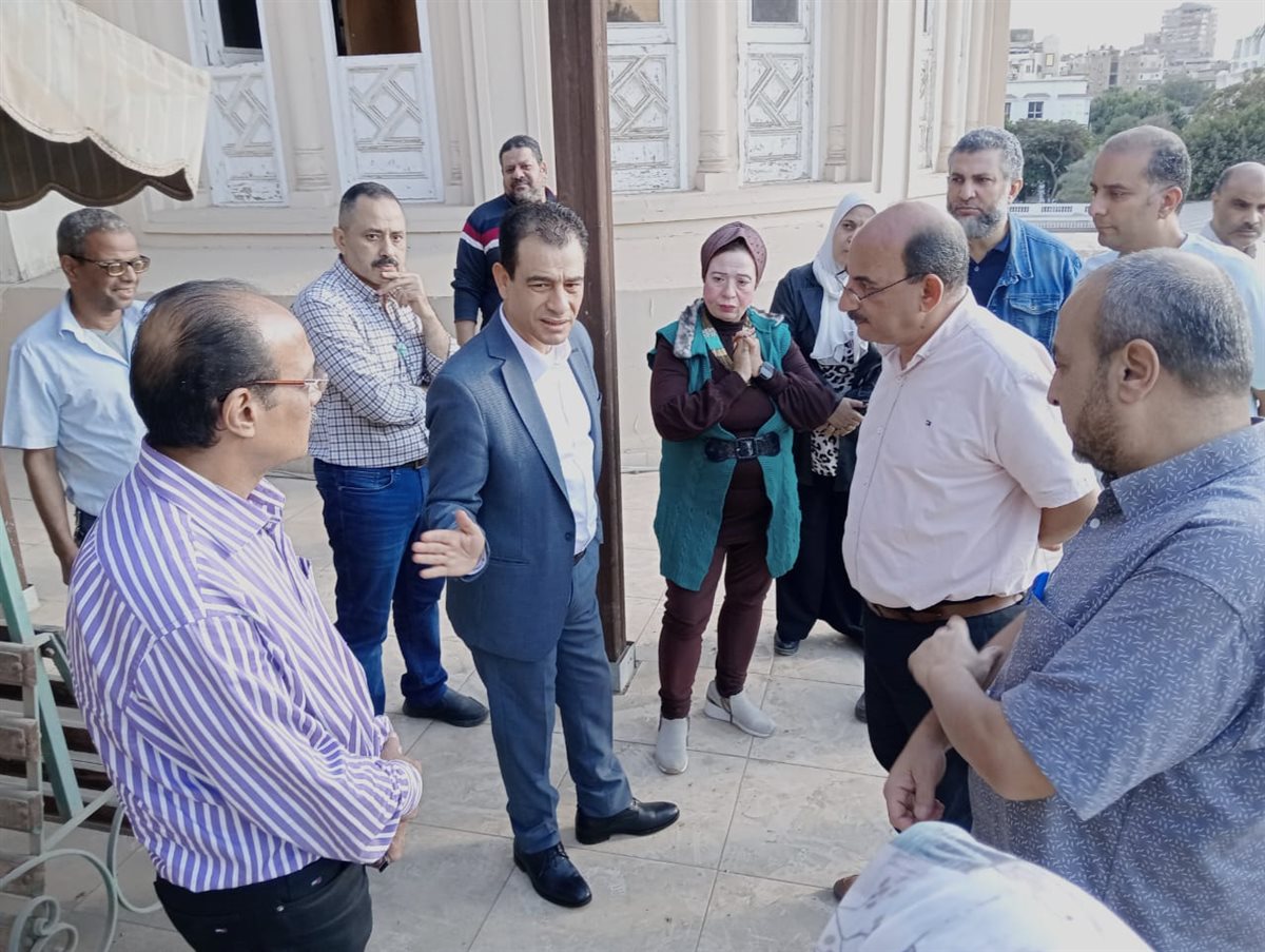 <strong>هشام عطوة يتفقد مكتبة القاهرة الكبرى</strong>