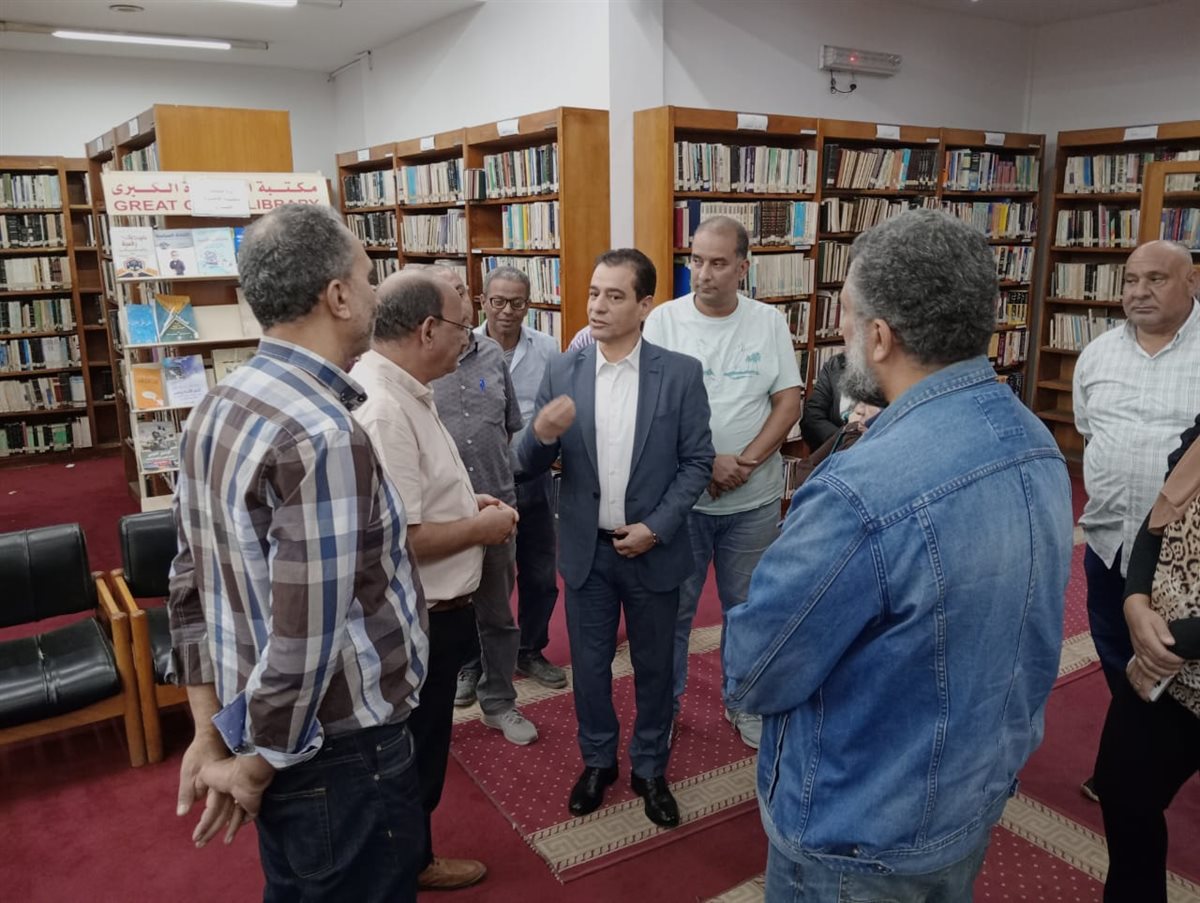 <strong>هشام عطوة يتفقد مكتبة القاهرة الكبرى</strong>