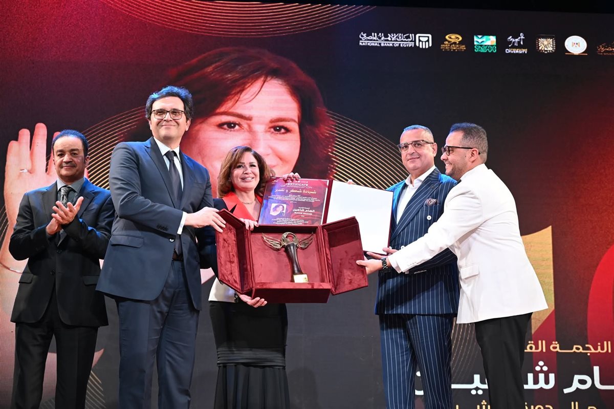 <strong>الفنانة إلهام شاهين تتسلم الجائزة</strong>