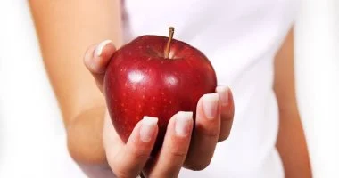 تناول التفاح