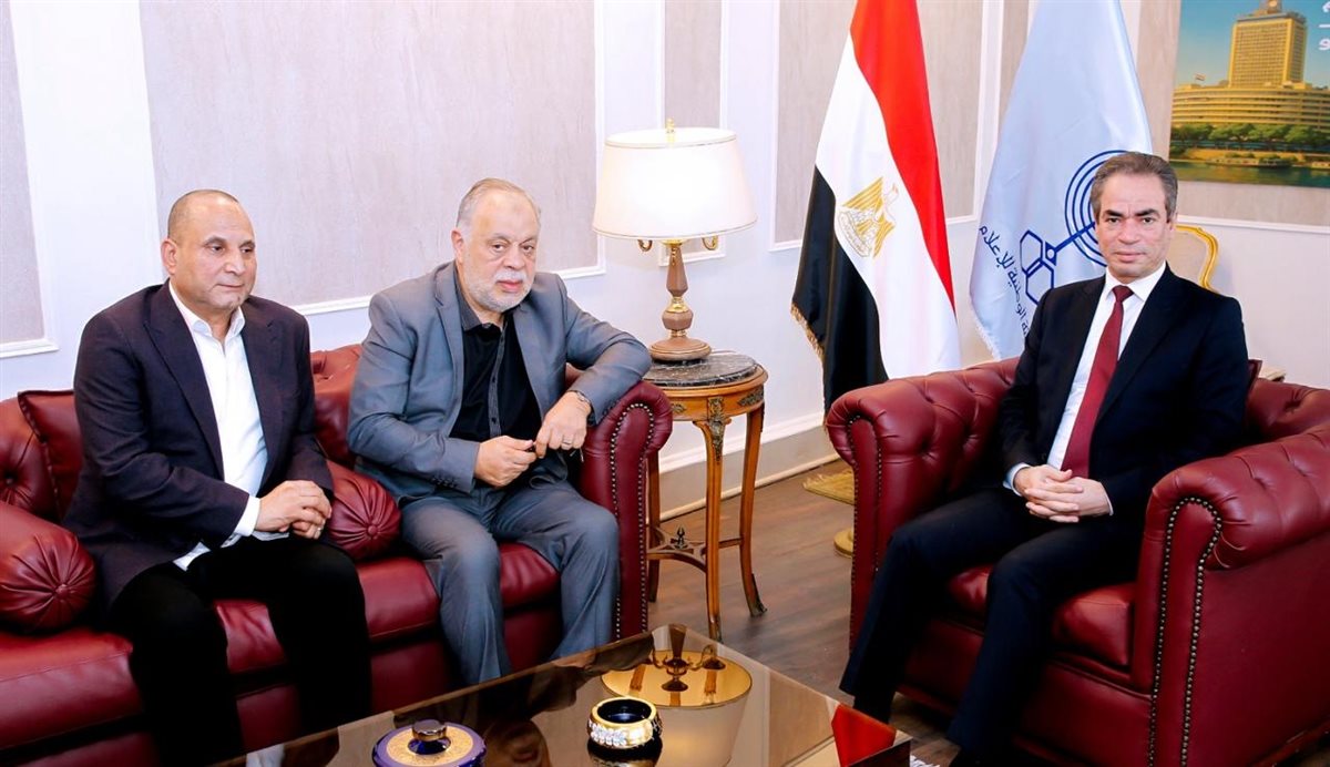 <strong>الكاتب أحمد المسلماني مع أشرف زكي ومسعد فودة</strong>