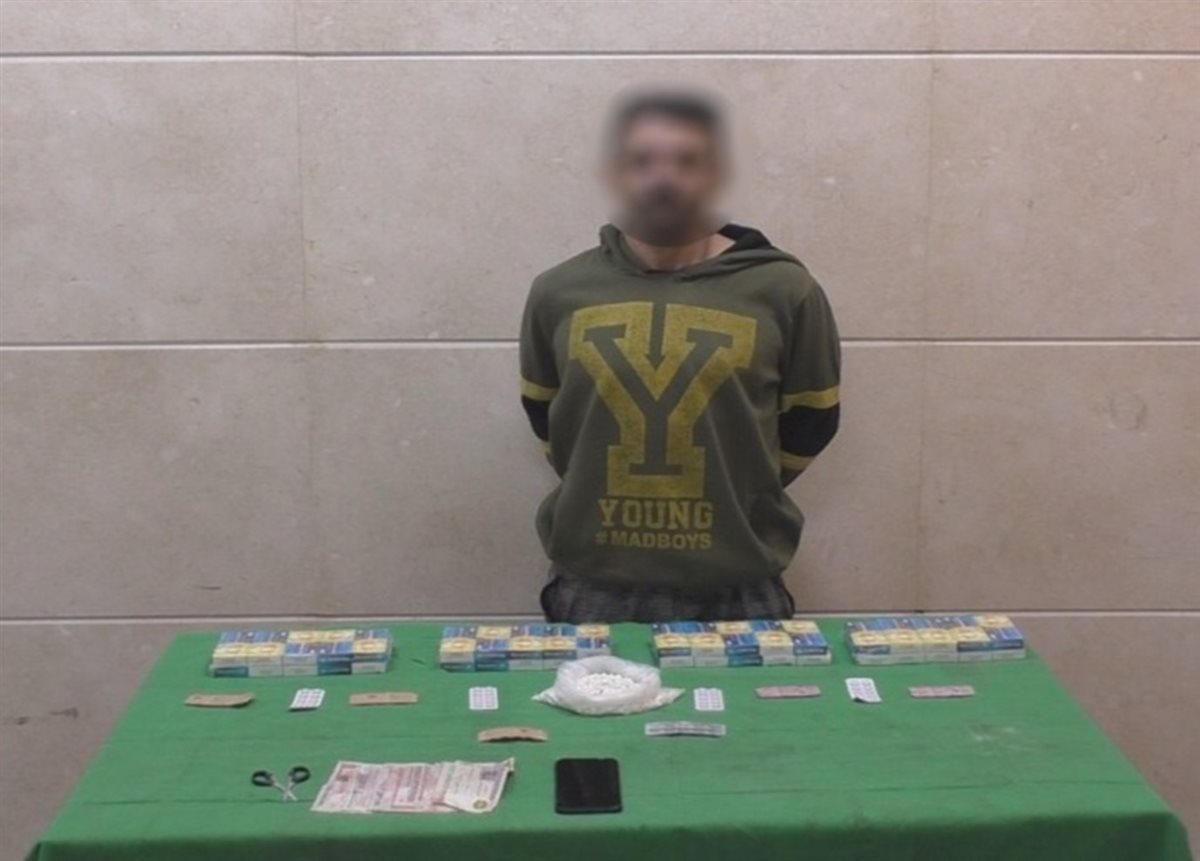 احد المتهمين و امامه المضبوطات&nbsp;