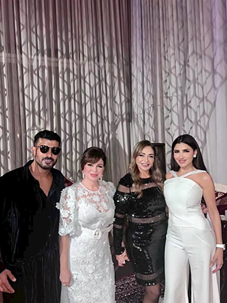 <strong>إلهام شاهين وليلى علوي مع مي عمر وزوجها محمد سامي</strong>