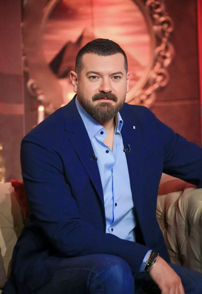 <strong>عمرو يوسف</strong>
