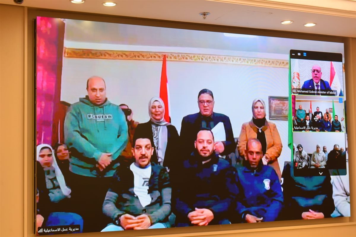 <strong>تسليم 405 عقد عمل لذوي همم في 27 محافظة&nbsp;</strong>