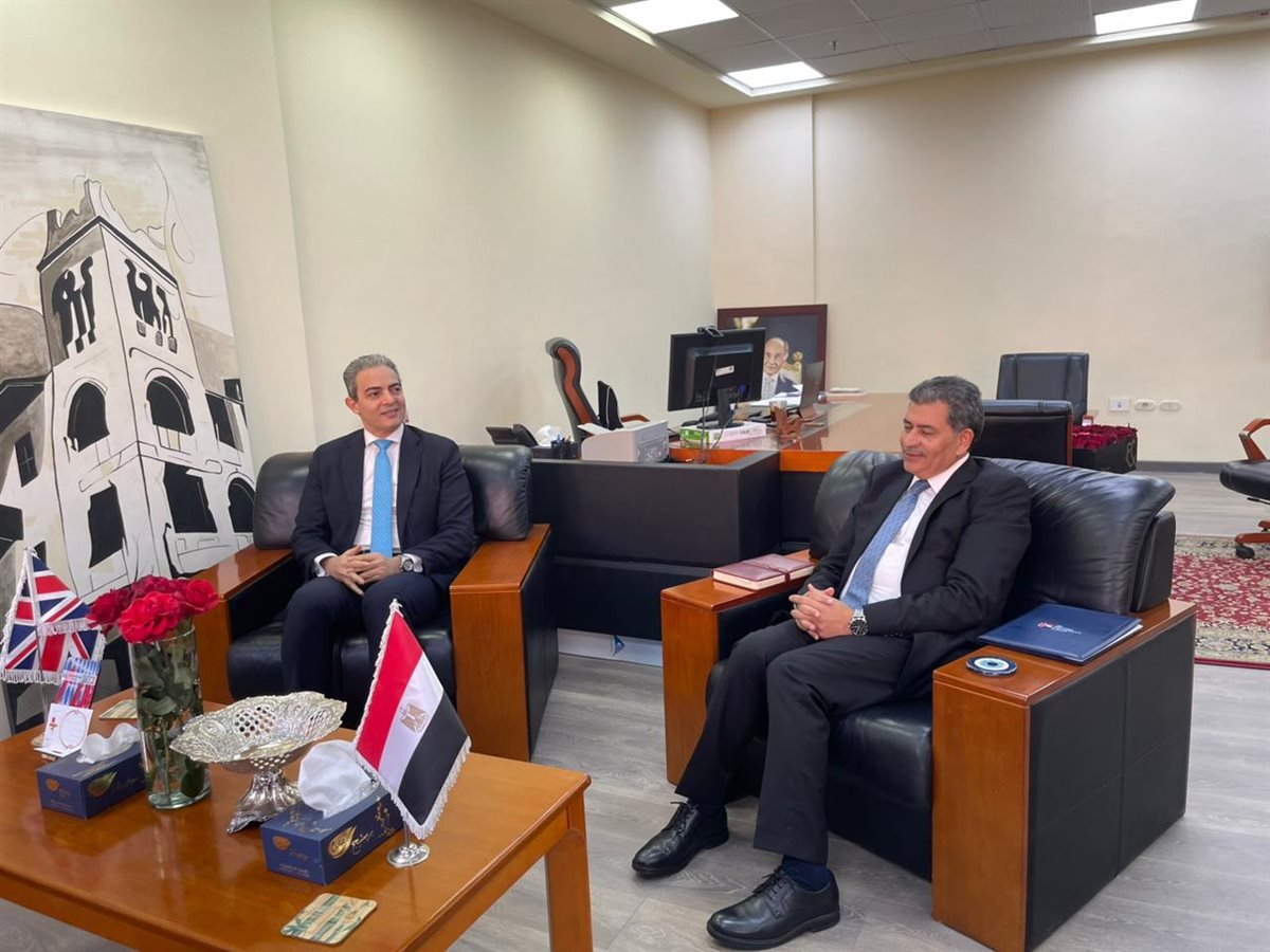 <strong>نقيب الإعلاميين في زيارة للجامعة البريطانية</strong>