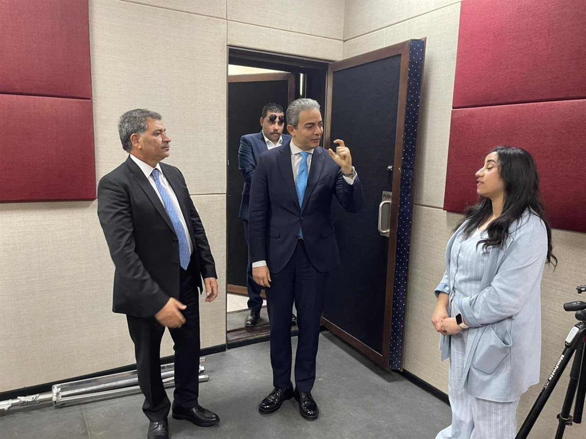<strong>نقيب الإعلاميين في زيارة للجامعة البريطانية</strong>
