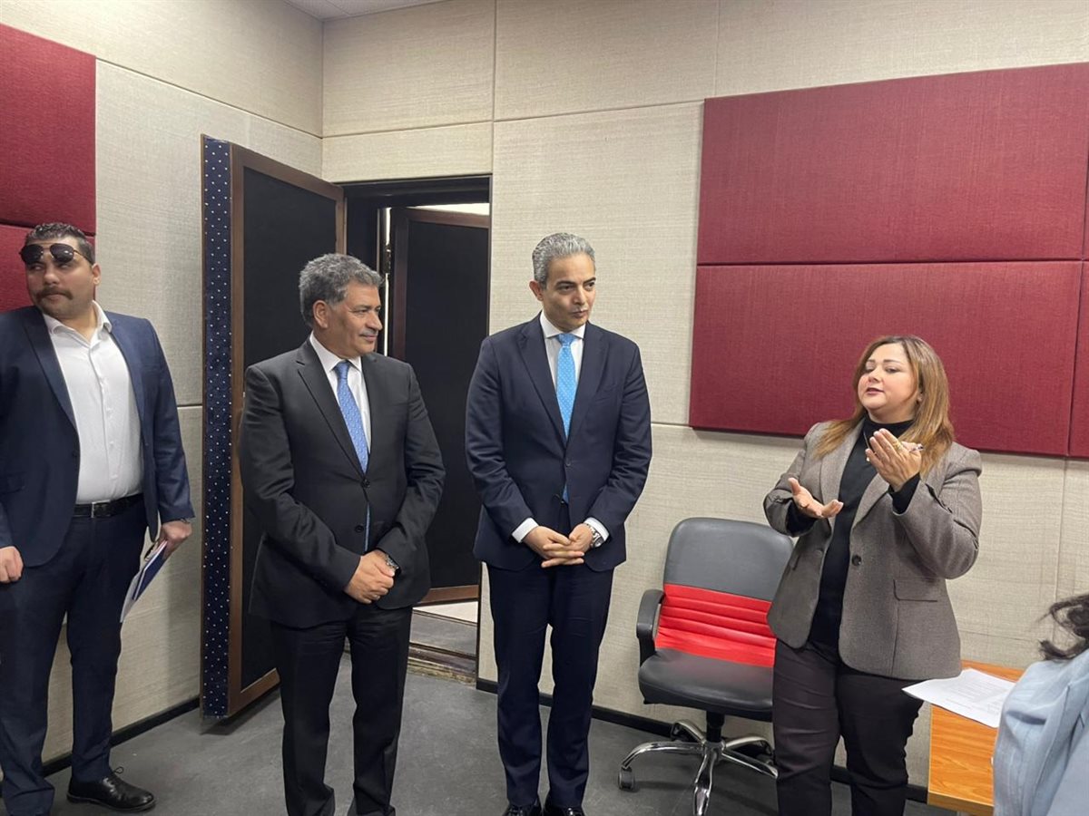 <strong>نقيب الإعلاميين في زيارة للجامعة البريطانية</strong>