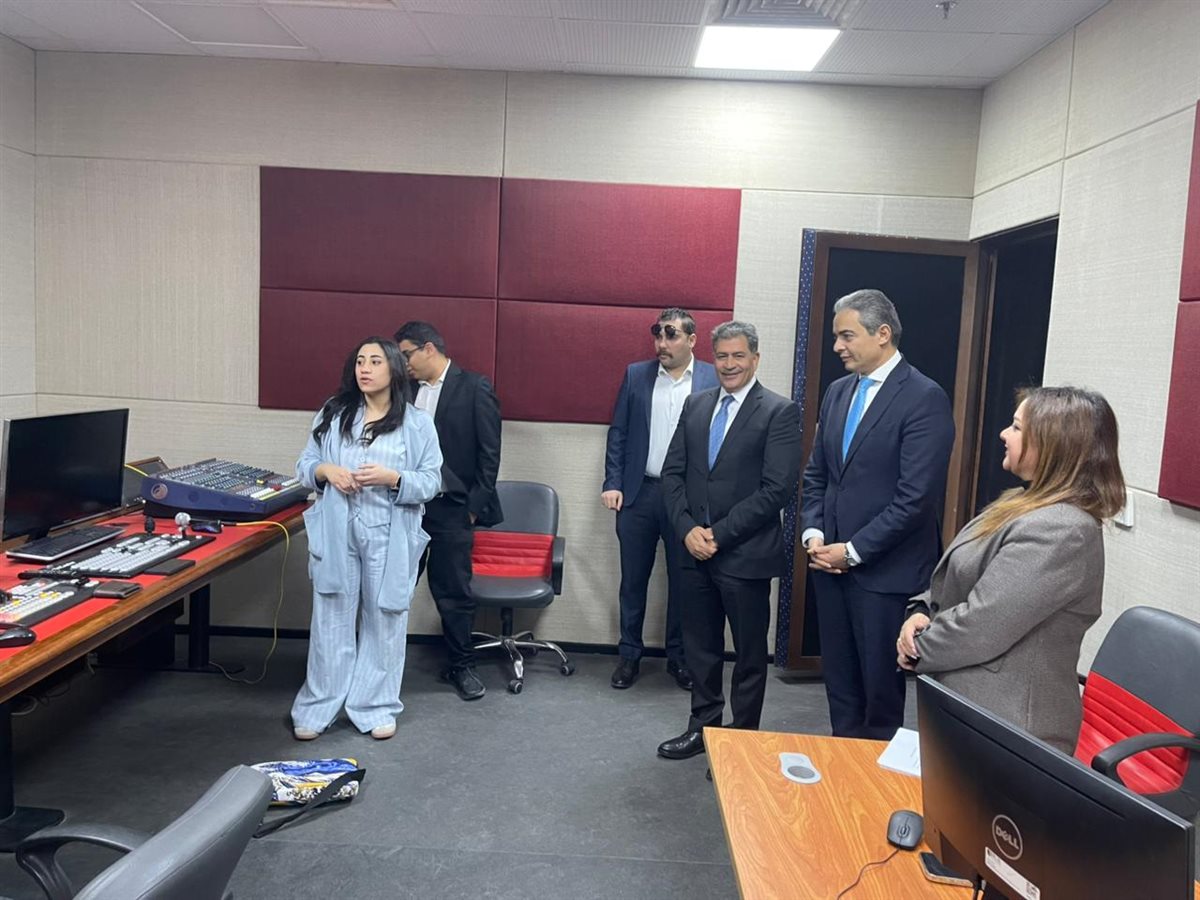 <strong>نقيب الإعلاميين في زيارة للجامعة البريطانية</strong>