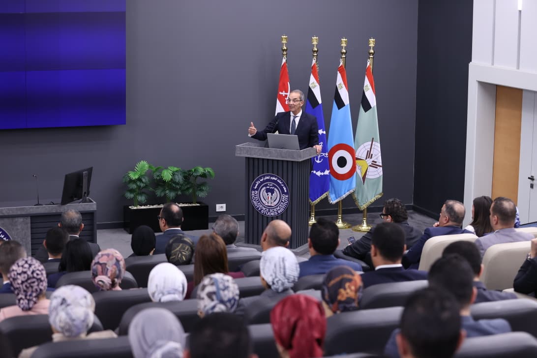 عمرو طلعت وزير الاتصالات&nbsp;