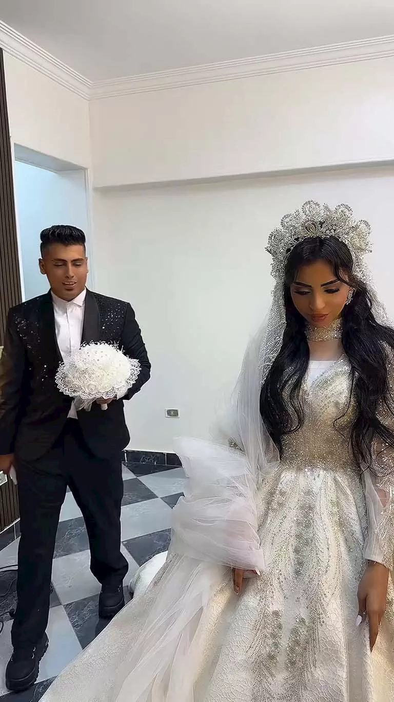 <strong>كروان مشاكل وزوجته</strong>