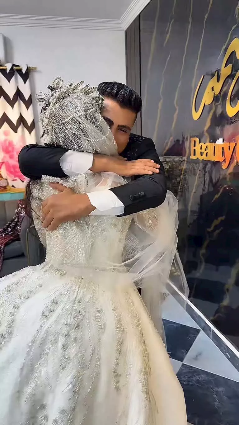 <strong>كروان مشاكل وزوجته</strong>