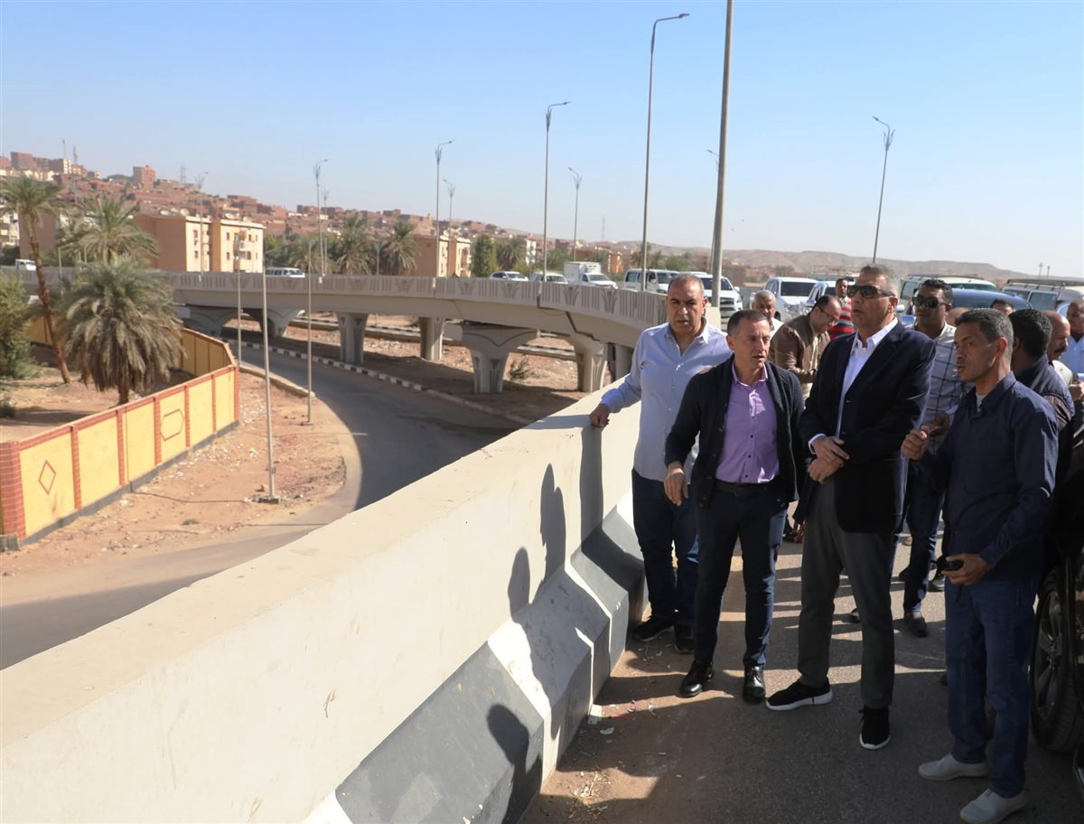 محافظ أسوان يتفقد موقع إنشاء كوبرى للمشاه بمزلقان كيما