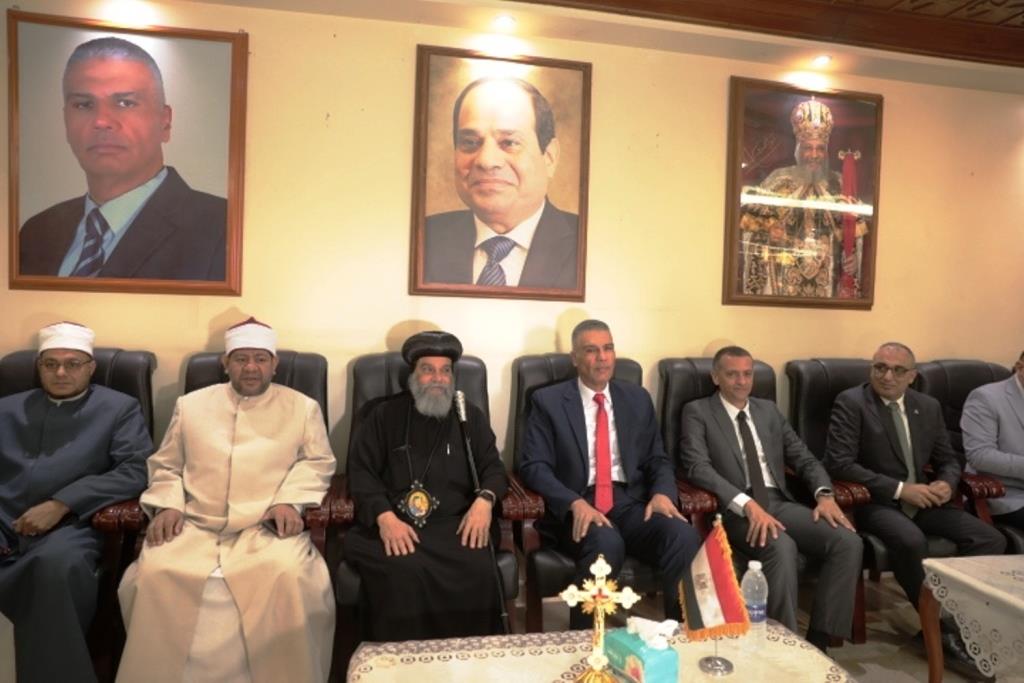 محافظ أسوان يهنئ الأقباط بعيد الميلاد المجيد