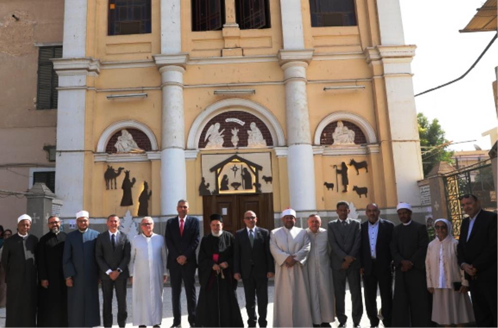 محافظ أسوان يهنئ الأقباط بعيد الميلاد المجيد