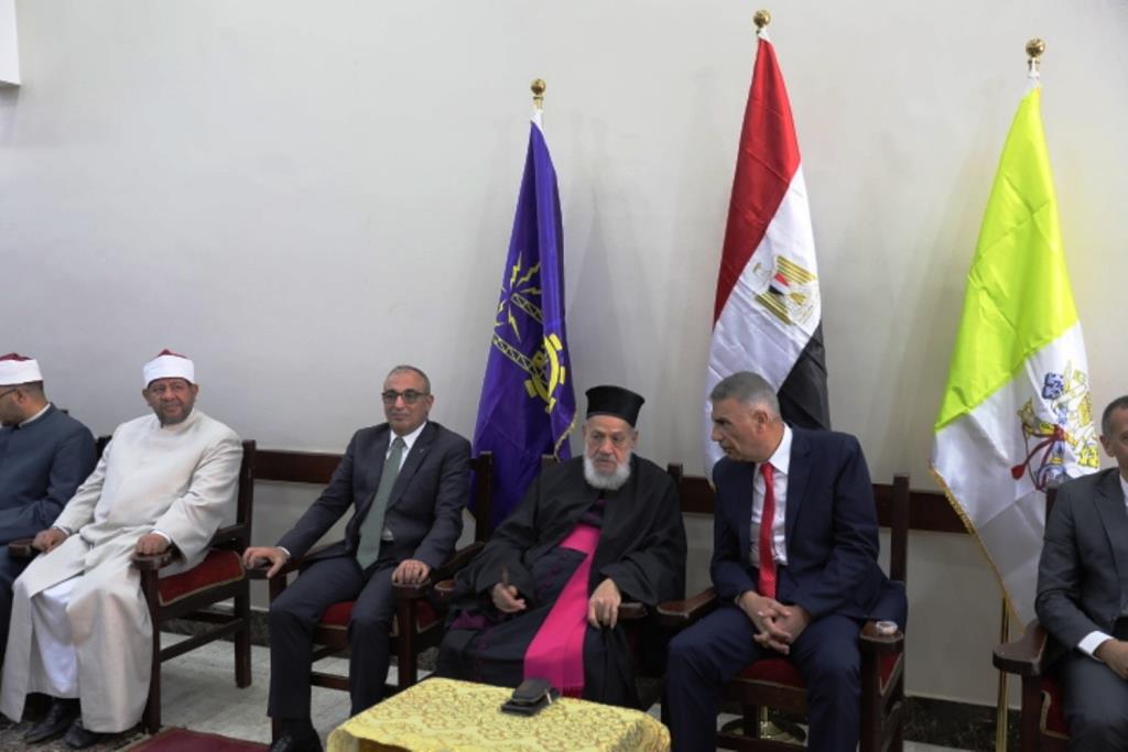 محافظ أسوان يهنئ الأقباط بعيد الميلاد المجيد