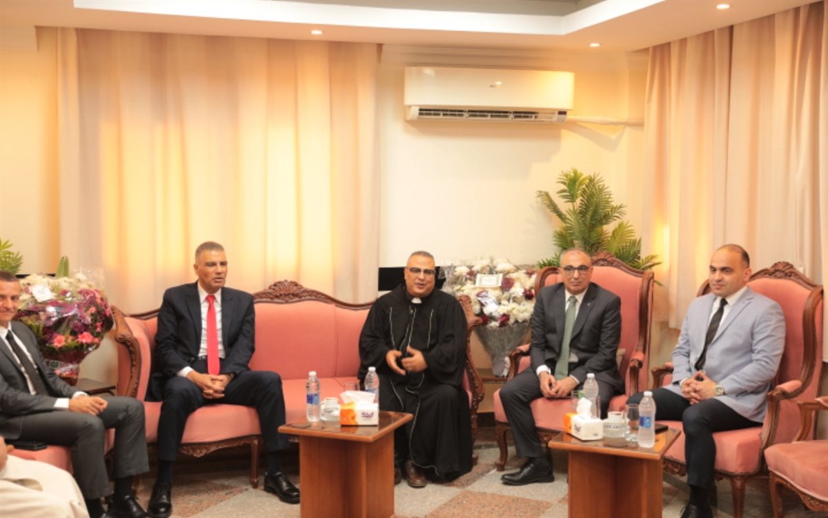 محافظ أسوان يهنئ الأقباط بعيد الميلاد المجيد