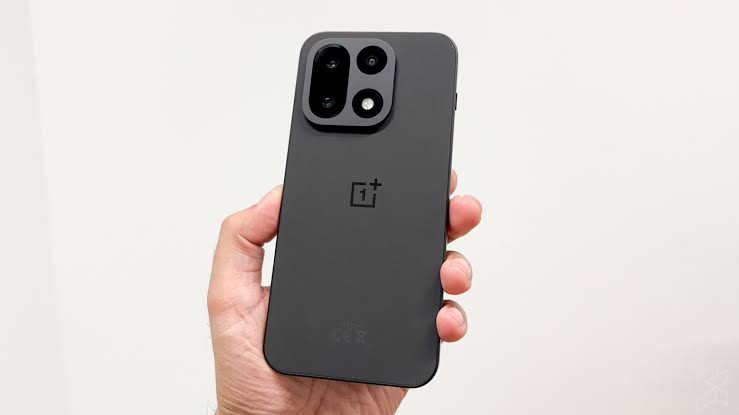 <strong>هاتف OnePlus 15T</strong>