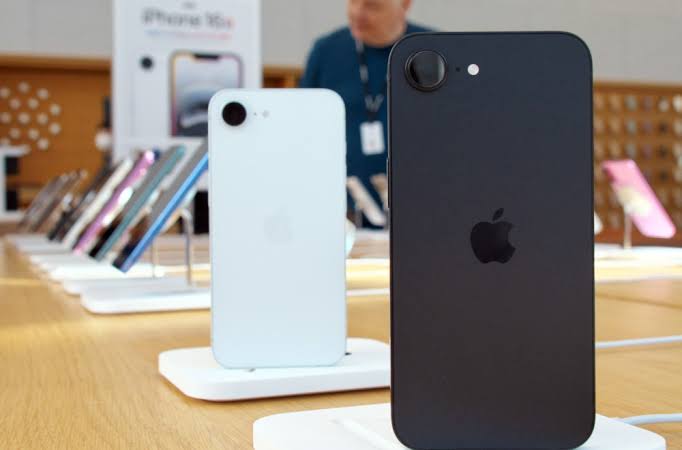 <strong>هاتف iPhone 17e</strong>