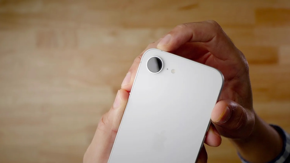 <strong>iPhone 17e</strong>