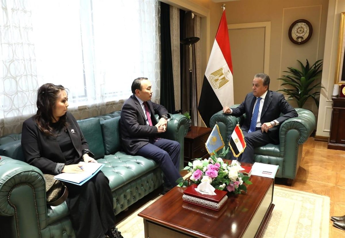 وزير الصحة وسفير كازاخستان