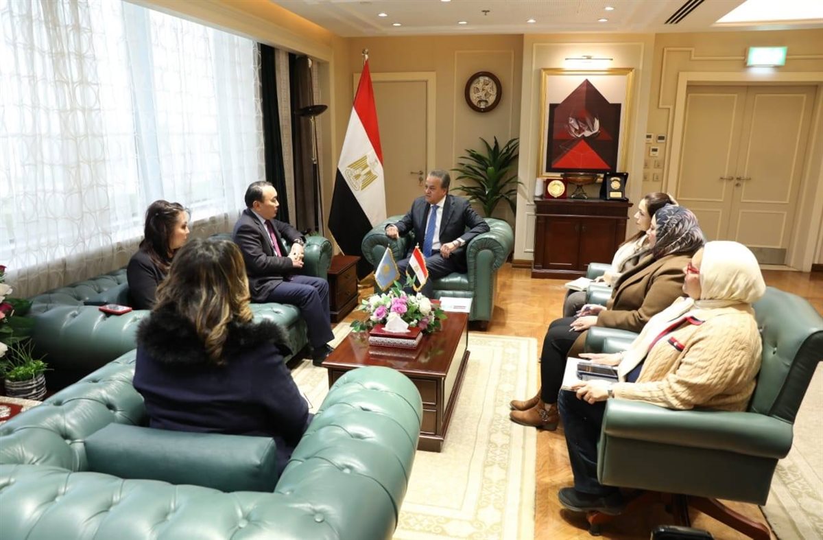 وزير الصحة وسفير كازاخستان