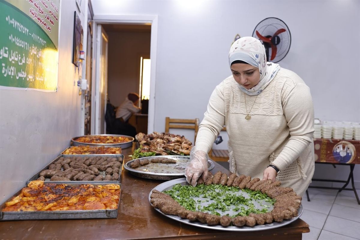 <strong>إعداد 420 وجبة غذائية</strong>