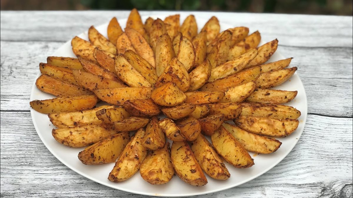 <strong>بطاطا ويدجز حارة بالفرن</strong>