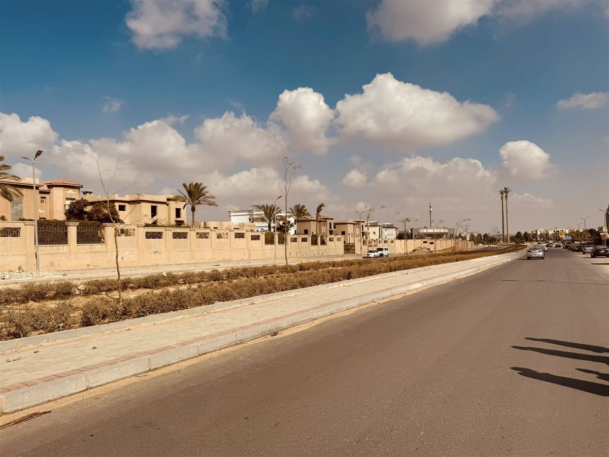 <strong>&nbsp;القاهرة الجديدة تشهد طفرة في قطاع الطرق</strong>