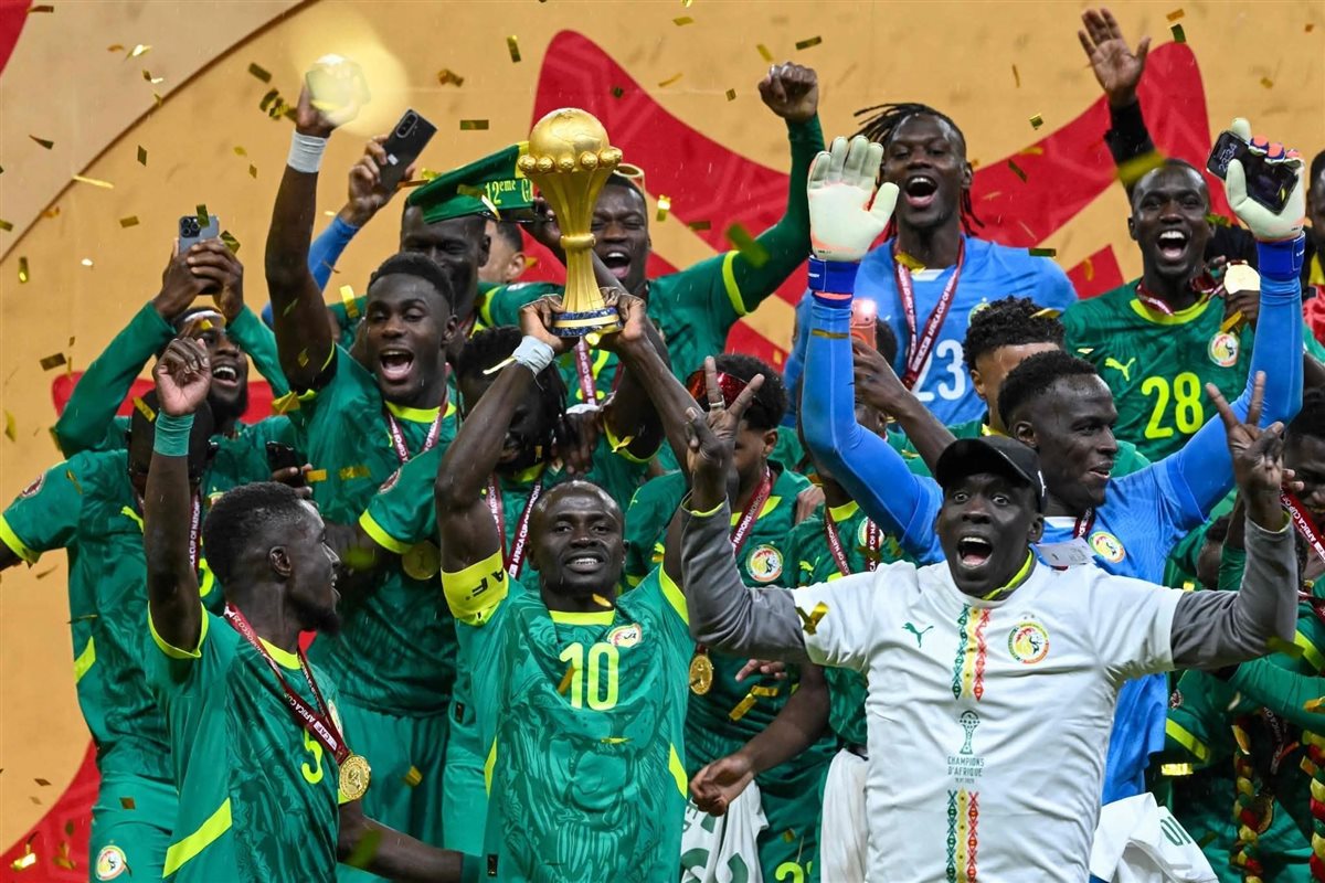 <strong>منتخب السنغال بكأس البطولة</strong>