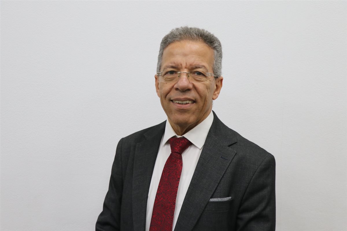 <strong>الدكتور أسامة عبد الحي</strong>