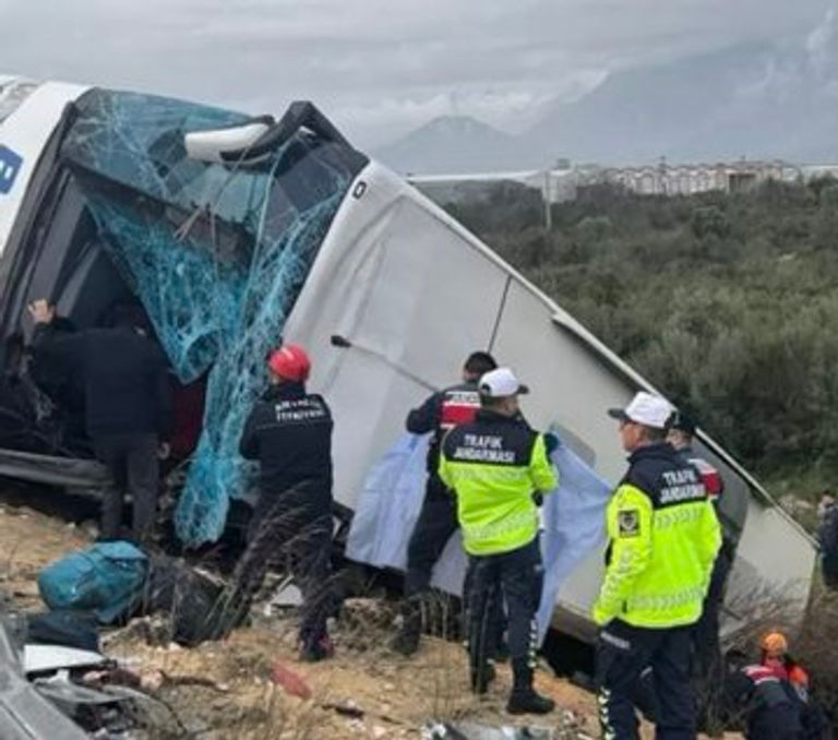 <strong>انقلبت حافلة ركاب تقل 34 شخصًا قادمة من مدينة تكيرداج غرب تركيا</strong>
