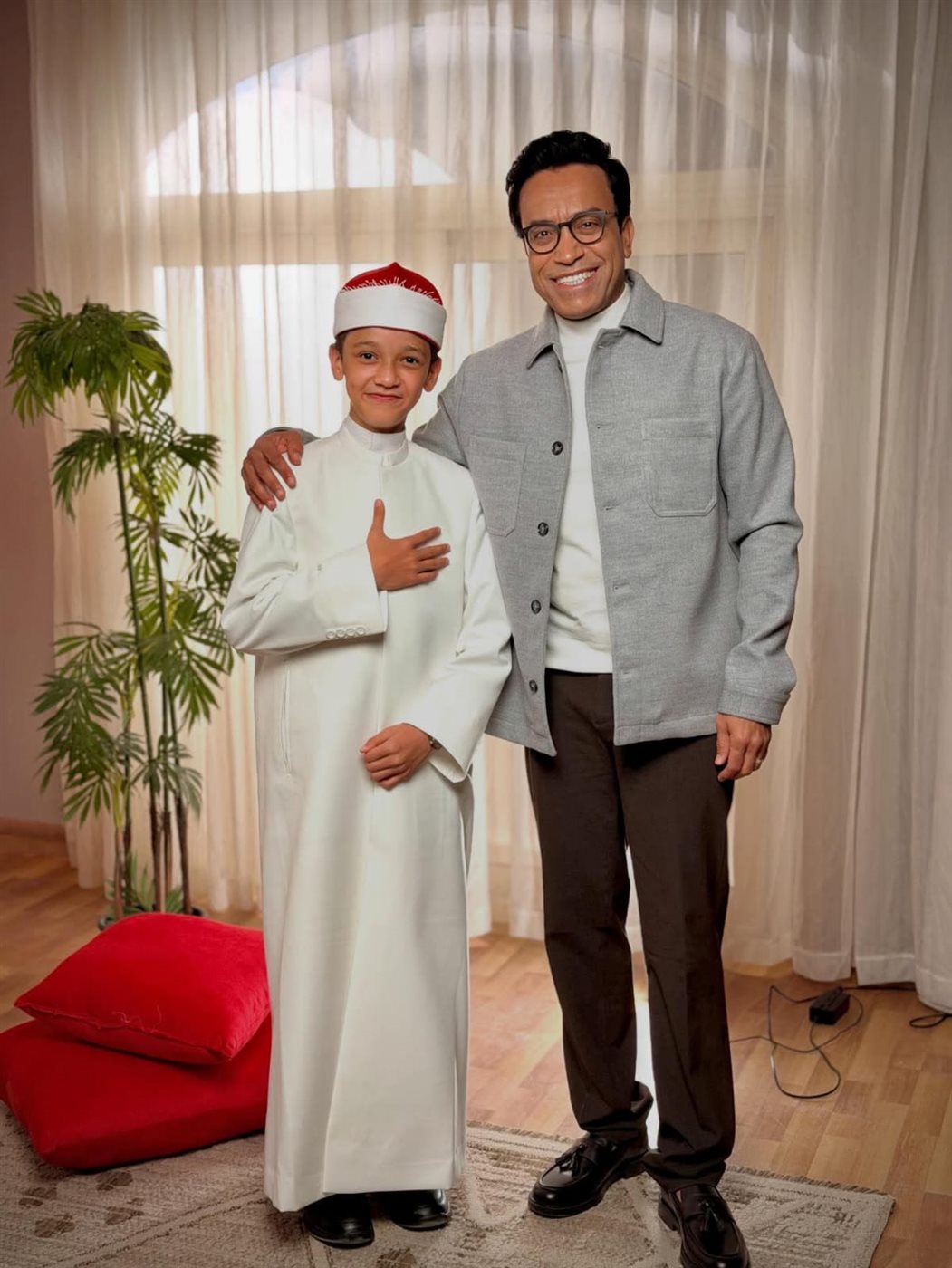 <strong>سامح حسين مع المتسابق عمر علي</strong>
