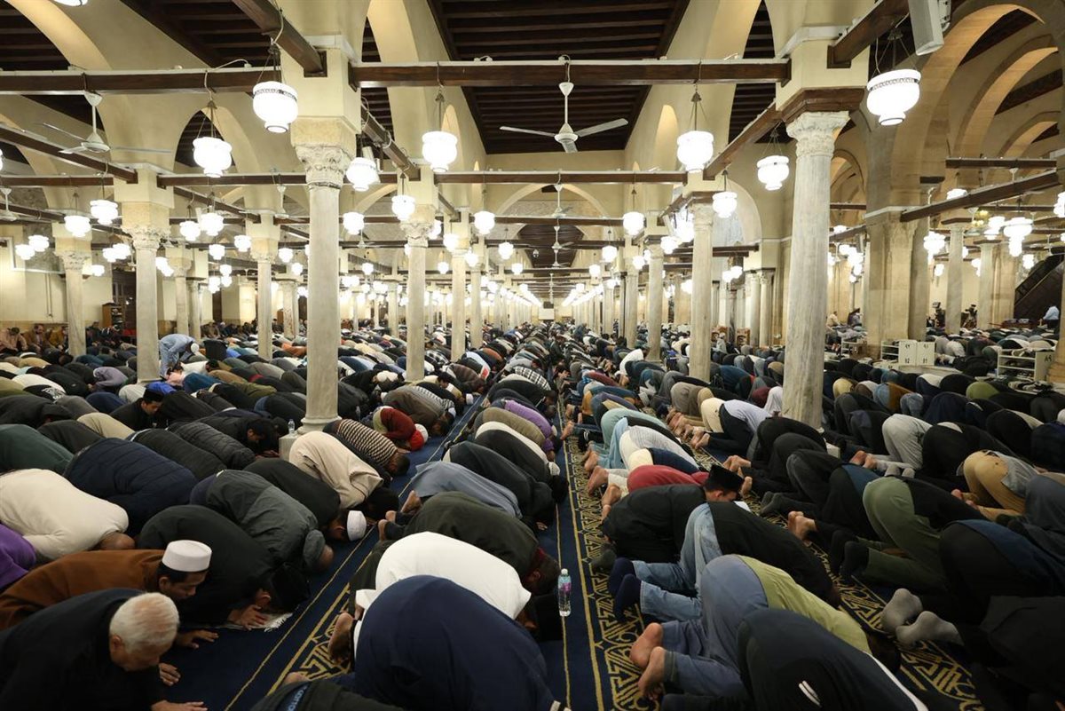 آلاف المصلين يحيون الليلة الخامسة من رمضان