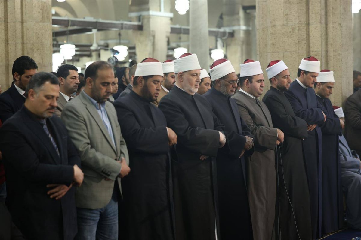 آلاف المصلين يحيون الليلة الخامسة من رمضان