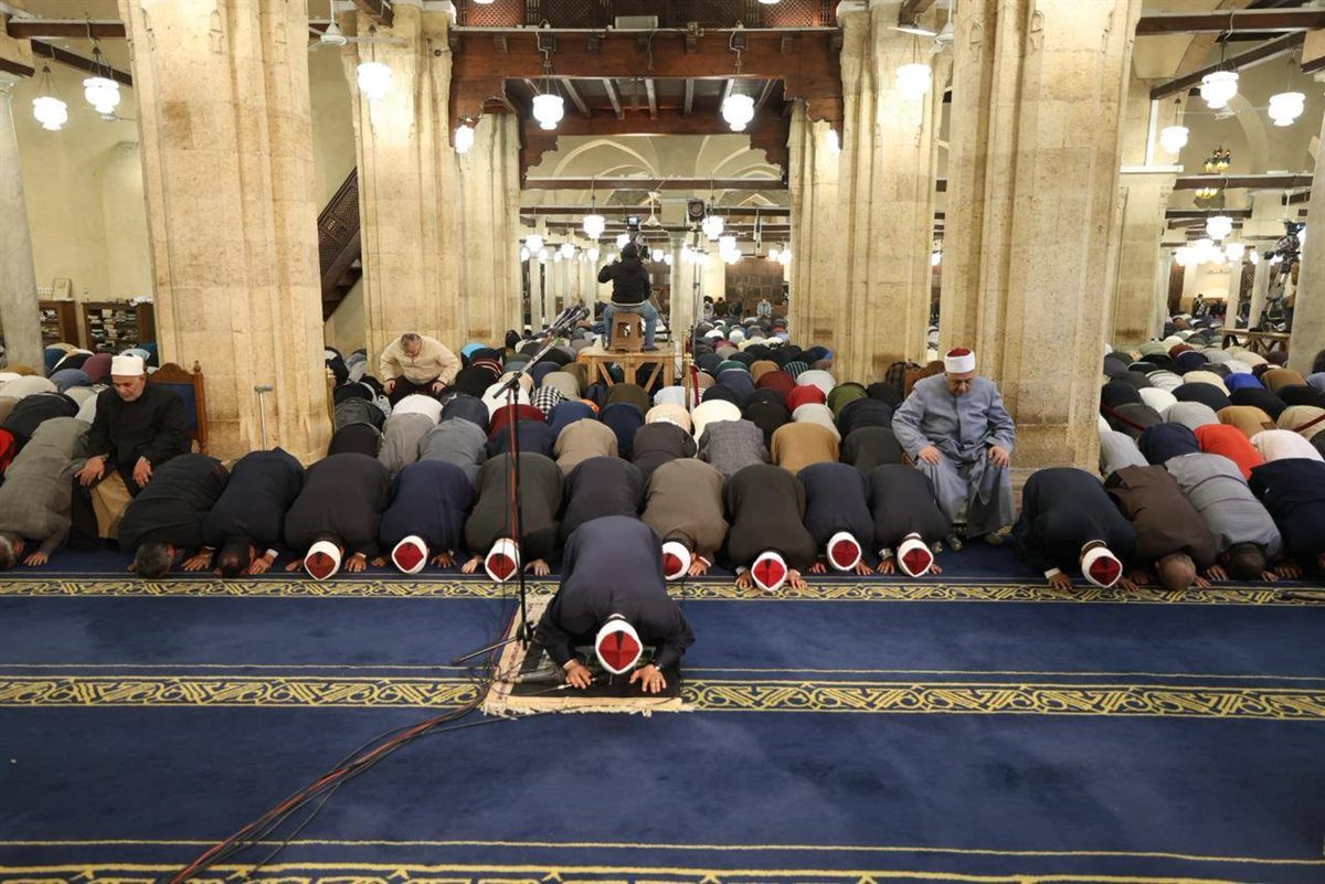 آلاف المصلين يحيون الليلة الخامسة من رمضان&nbsp;