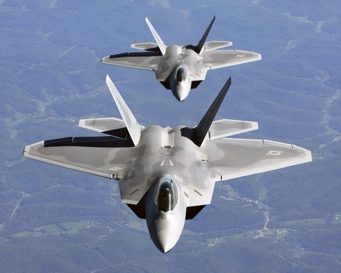 طائرات من طراز F-22
