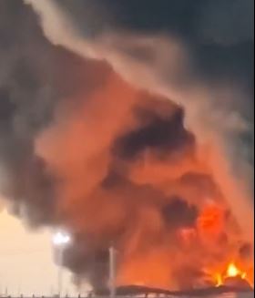 حريق ضخم يهز المنطقة الصناعية في آبادان