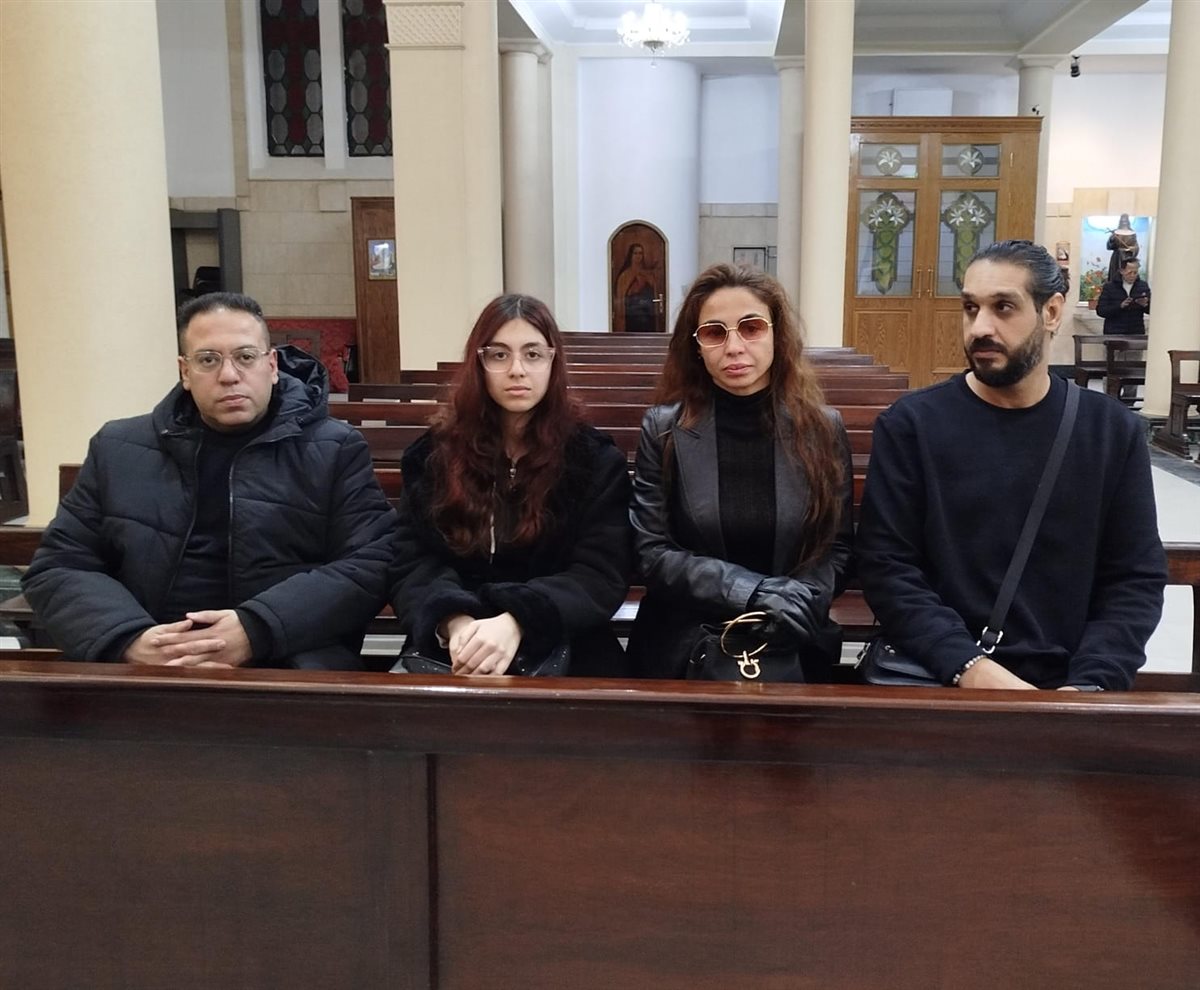 <strong>دوللي شاهين تقيم قداس ذكرى الأربعين لولدتها الراحلة</strong>