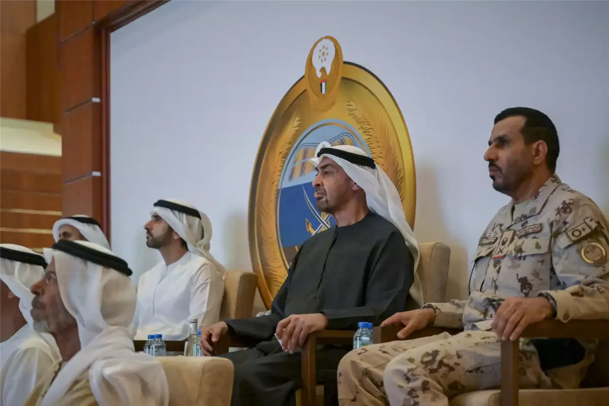 محمد بن زايد&nbsp;اثناء الزيارة لوزارة الدفاع