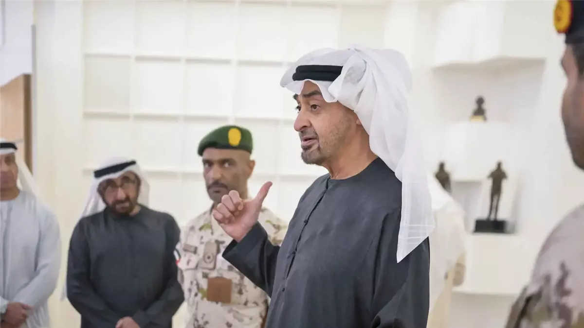 محمد بن زايد&nbsp;اثناء الزيارة لوزارة الدفاع